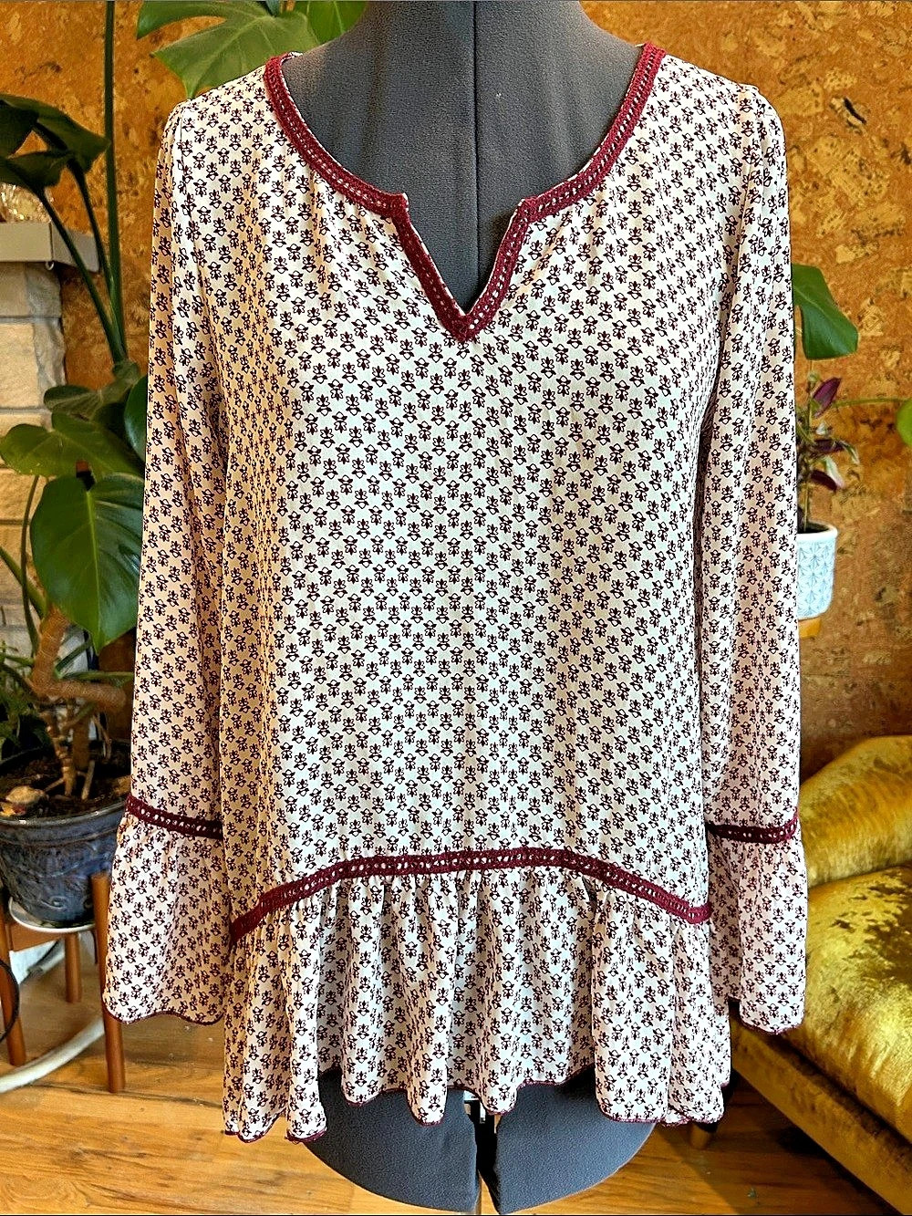 Super Cute & Flattering V-Neck Tunic in Cream & Burgundy Autumn Colors✨Like New